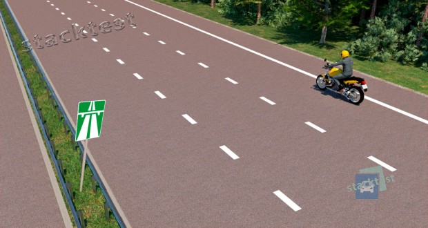 С какой максимальной скоростью разрешено движение мотоциклисту по дороге, обозначенной таким дорожным знаком?