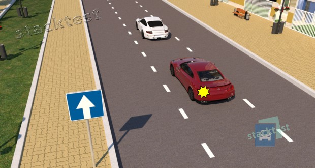 Разрешается ли водителю красного автомобиля выполнить опережение по крайней левой полосе в показанной ситуации?