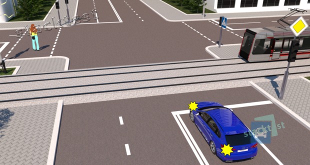 Кому обязан уступить дорогу (предоставить преимущество) водитель синего легкового автомобиля в показанной ситуации?