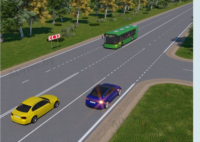 По какой полосе движения может двигаться водитель жёлтого автомобиля после проезда перекрёстка вне населённого пункта в показанной ситуации?