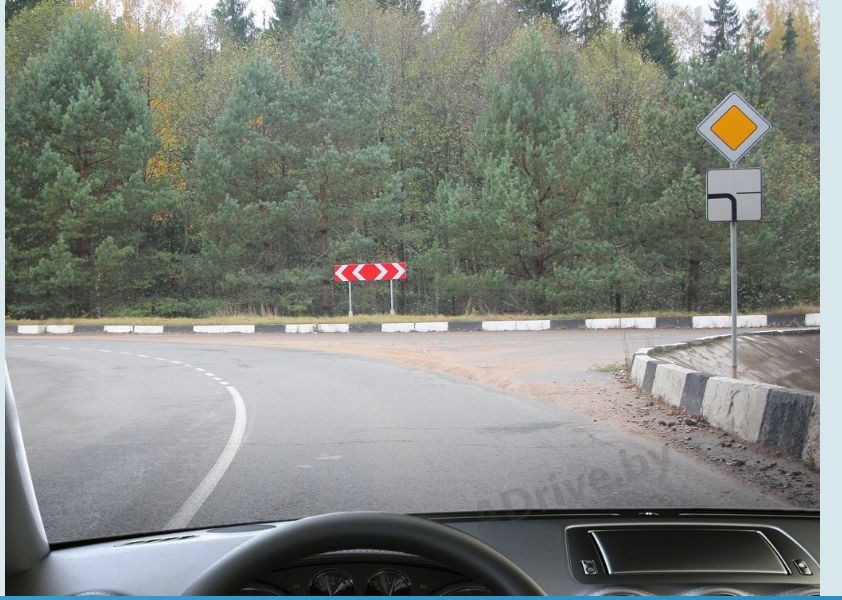 Требуется ли в показанной ситуации включать световой указатель поворота соответствующего направления при повороте налево?