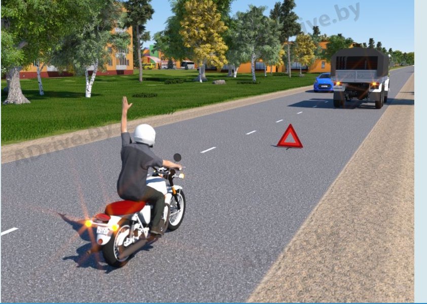 О чём предупреждает водитель мотоцикла, подавая такой жест левой рукой?
