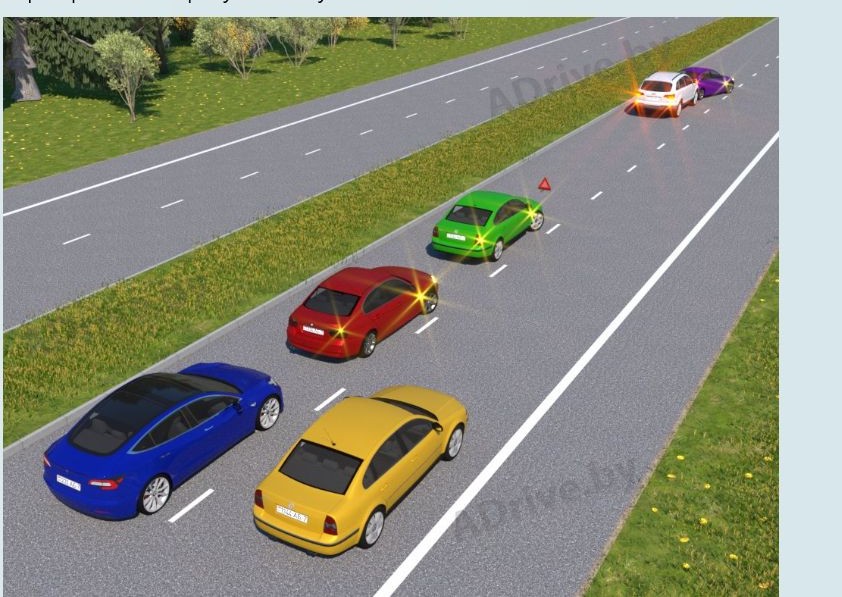 Из-за препятствия в левой полосе движения образовался затор. Каким автомобилям в показанной ситуации водитель жёлтого автомобиля должен дать возможность перестроиться в правую полосу?