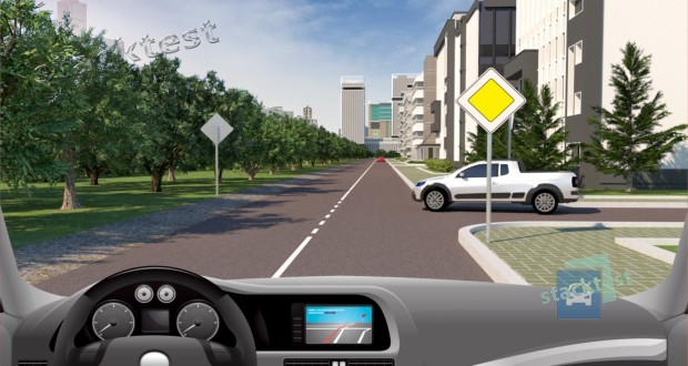 Вы движетесь по дороге в населённом пункте со скоростью 60 км/ч. На незначительном расстоянии впереди на перекрёстке легковой автомобиль совершает поворот направо. Как необходимо поступить в такой ситуации?
