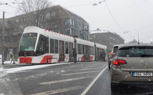 Milline on autojuhi õige käitumine trammipeatuses?