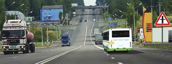 Можно ли водителю автобуса выполнить опережение грузовых автомобилей вне населенного пункта по такой траектории?