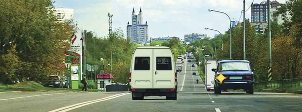 Обязан ли водитель маломестного автобуса уступить дорогу легковому автомобилю?