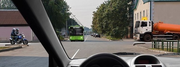 Кто имеет право проехать перекресток первым, если все намерены двигаться прямо?