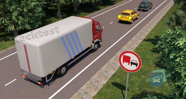 Чи дозволено водієві вантажного автомобіля виконати обгін у зображеній ситуації, якщо состав, який обганяють, рухається зі швидкістю менш ніж 30 км/год.?